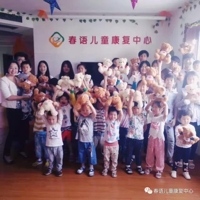 手牵手，把爱传递