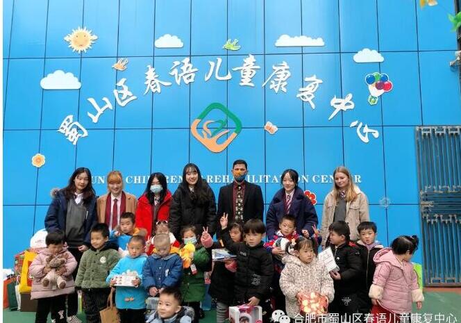 合肥加拿大外籍子女学校再送温暖